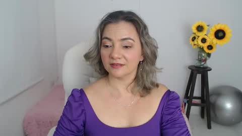 Snapshot of lilly_milf chatting on December 3, 2:15 pm Lilly online show from December 3, 2:15 pm