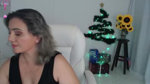 Snapshot of lilly_milf chatting on December 15, 3:05 pm Lilly online show from December 15, 3:05 pm