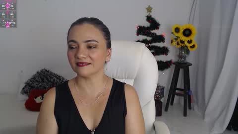 Snapshot of lilly_milf chatting on December 18, 1:39 pm Lilly online show from December 18, 1:39 pm
