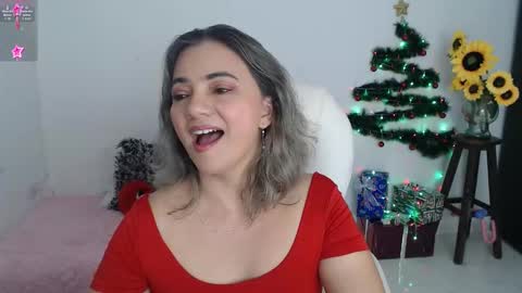 Snapshot of lilly_milf chatting on December 22, 3:31 pm Lilly online show from December 22, 3:31 pm