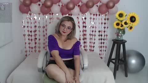 Snapshot of lilly_milf chatting on January 12, 1:27 pm Lilly online show from January 12, 1:27 pm