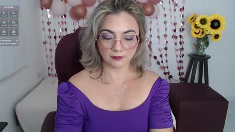 Snapshot of lilly_milf chatting on February 5, 3:16 pm Lilly online show from February 5, 3:16 pm