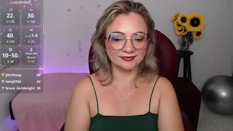 Snapshot of lilly_milf chatting on February 8, 4:21 pm Lilly online show from February 8, 4:21 pm