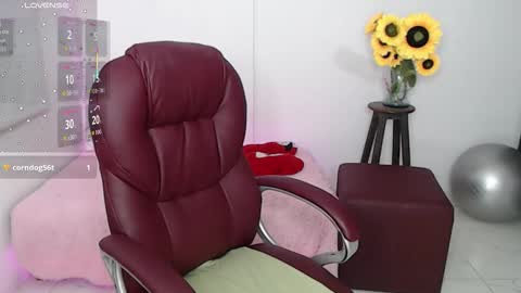 Snapshot of lilly_milf chatting on February 26, 4:28 pm Lilly online show from February 26, 4:28 pm