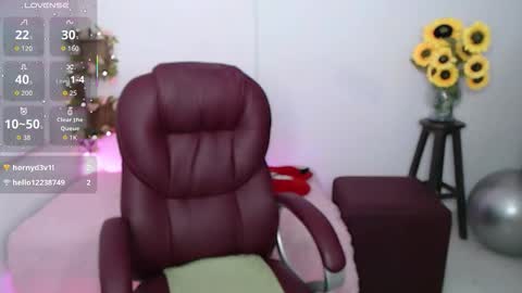 Snapshot of lilly_milf chatting on March 2, 1:29 pm Lilly online show from March 2, 1:29 pm