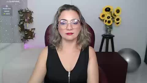 Snapshot of lilly_milf chatting on March 12, 1:50 pm Lilly online show from March 12, 1:50 pm
