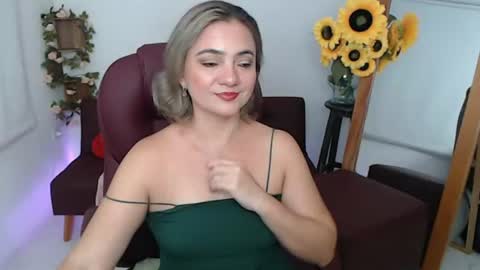 Snapshot of lilly_milf chatting on June 8, 3:23 pm Lilly online show from June 8, 3:23 pm