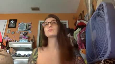 Snapshot of lillylushabae chatting on May 18, 7:31 pm hi guys im back on here 3 online show from May 18, 7:31 pm