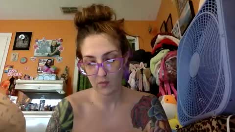 Snapshot of lillylushabae chatting on May 21, 6:48 pm hi guys im back on here 3 online show from May 21, 6:48 pm