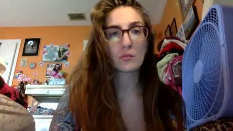 Snapshot of lillylushabae chatting on May 25, 8:59 pm hi guys im back on here 3 online show from May 25, 8:59 pm