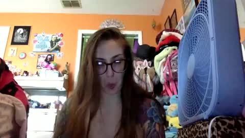 Snapshot of lillylushabae chatting on May 28, 5:43 pm hi guys im back on here 3 online show from May 28, 5:43 pm