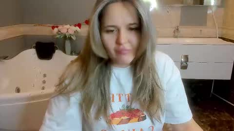 Snapshot of lily_bel chatting on March 20, 5:45 am Lily online show from March 20, 5:45 am