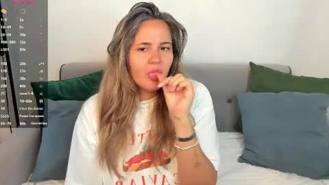 Snapshot of lily_bel chatting on July 2, 1:05 am Lily online show from July 2, 1:05 am