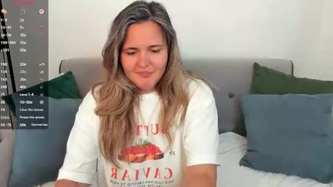 Snapshot of lily_bel chatting on July 2, 3:23 am Lily online show from July 2, 3:23 am