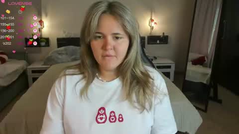 Snapshot of lily_bel chatting on July 16, 1:22 am Lily online show from July 16, 1:22 am