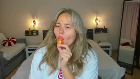 Snapshot of lily_bel chatting on July 20, 12:58 am Lily online show from July 20, 12:58 am