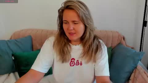 Snapshot of lily_bel chatting on August 2, 1:04 am Lily online show from August 2, 1:04 am