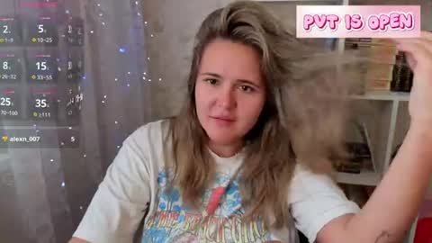 Snapshot of lily_bel chatting on August 4, 1:09 am Lily online show from August 4, 1:09 am