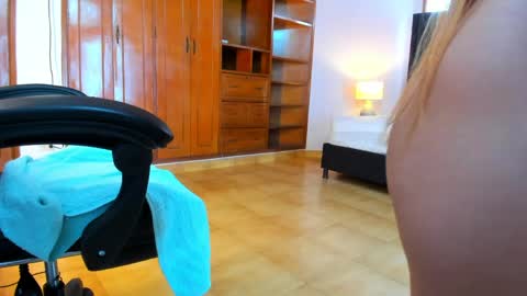 Snapshot of lily_cuteboobs chatting on April 10, 6:23 pm LILIANA online show from April 10, 6:23 pm