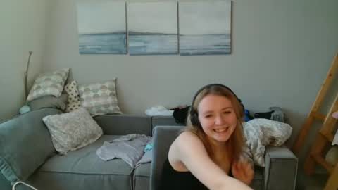 Snapshot of lily_dollyx chatting on November 22, 9:52 am Lily dollyx online show from November 22, 9:52 am