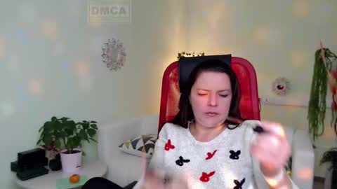 Snapshot of lily_flower7_ chatting on October 31, 4:57 am Lily online show from October 31, 4:57 am