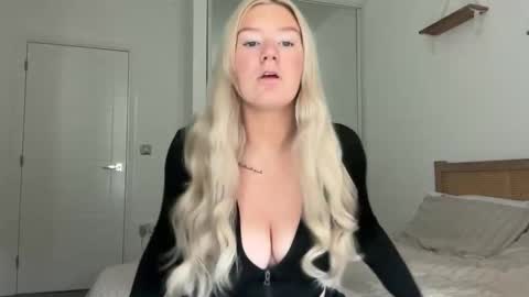 Snapshot of lily_fox01 chatting on May 16, 8:11 am Lily fox online show from May 16, 8:11 am