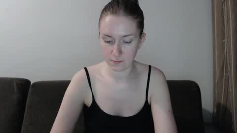 Snapshot of lily_love_x chatting on June 10, 12:44 am lily_love_x online show from June 10, 12:44 am