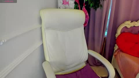 Snapshot of lily_merlin chatting on July 19, 2:37 am Lily online show from July 19, 2:37 am