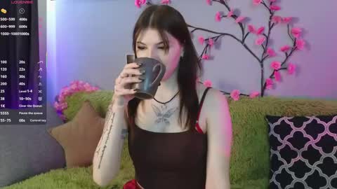 Snapshot of lily_qute chatting on May 19, 7:47 am Lily online show from May 19, 7:47 am