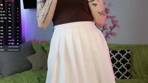 Snapshot of lily_qute chatting on May 30, 9:17 am Lily online show from May 30, 9:17 am
