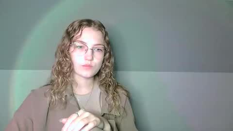Snapshot of lily_tayberry chatting on September 19, 6:04 am small lily online show from September 19, 6:04 am