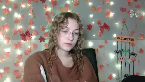 Snapshot of lily_tayberry chatting on October 8, 11:08 am small lily online show from October 8, 11:08 am