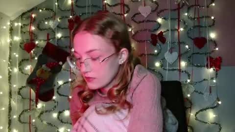 Snapshot of lily_tayberry chatting on November 24, 6:18 pm small lily online show from November 24, 6:18 pm