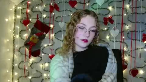 Snapshot of lily_tayberry chatting on December 2, 6:25 pm small lily online show from December 2, 6:25 pm