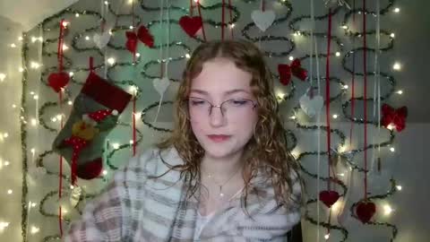 Snapshot of lily_tayberry chatting on December 15, 6:12 pm small lily online show from December 15, 6:12 pm