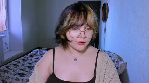 Snapshot of lily_violettt chatting on April 1, 12:50 pm Lily online show from April 1, 12:50 pm