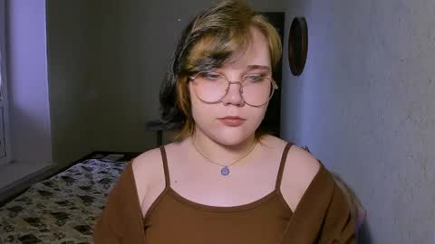 Snapshot of lily_violettt chatting on April 7, 12:16 pm Lily online show from April 7, 12:16 pm
