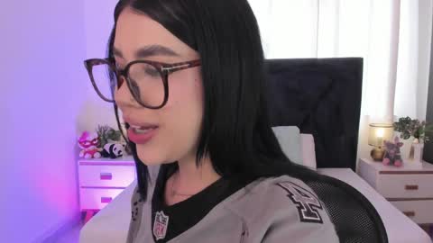 Snapshot of lily_woodz chatting on June 2, 7:05 pm LilyWoodz online show from June 2, 7:05 pm