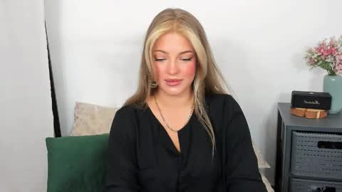 Snapshot of lilylovely26 chatting on June 4, 5:57 am Lily online show from June 4, 5:57 am