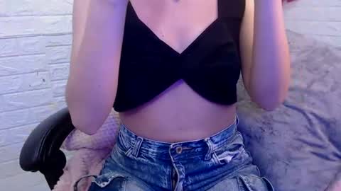 Snapshot of lilyn_brooks chatting on July 24, 5:27 am Lilyn online show from July 24, 5:27 am