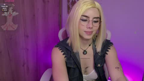 Snapshot of lilyrouse_ chatting on June 6, 3:44 am lily help me to collect more cosplay online show from June 6, 3:44 am