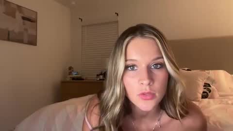 Snapshot of lilysummers21208 chatting on April 10, 1:33 am lilysummers21208 online show from April 10, 1:33 am