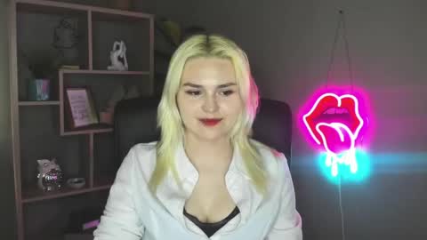 Snapshot of lilysweetxo chatting on May 5, 4:59 pm Lily online show from May 5, 4:59 pm