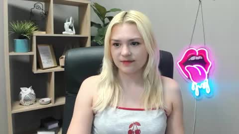 Snapshot of lilysweetxo chatting on May 11, 7:03 am Lily online show from May 11, 7:03 am