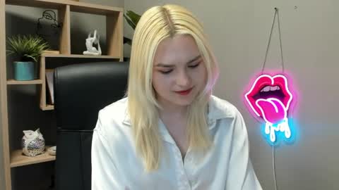 Snapshot of lilysweetxo chatting on May 19, 1:39 pm Lily online show from May 19, 1:39 pm