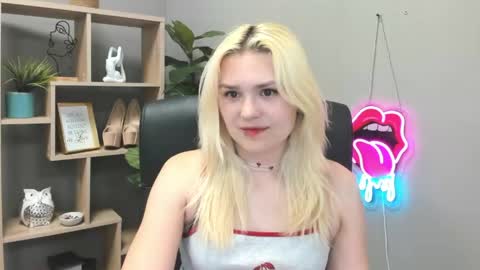 Snapshot of lilysweetxo chatting on June 1, 1:35 pm Lily online show from June 1, 1:35 pm