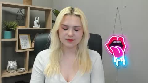 Snapshot of lilysweetxo chatting on June 3, 6:38 am Lily online show from June 3, 6:38 am
