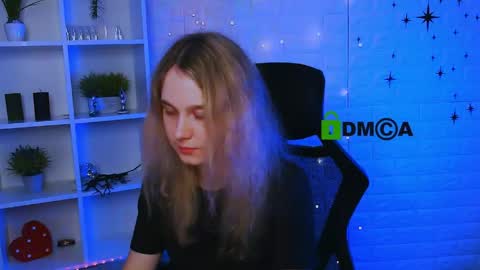 linaa_dolly online show from June 8, 1:33 pm