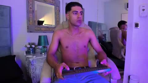 Snapshot of lincon_casttan chatting on December 16, 11:15 am lincon_casttan online show from December 16, 11:15 am