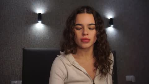 Linda online show from December 14, 1:49 pm